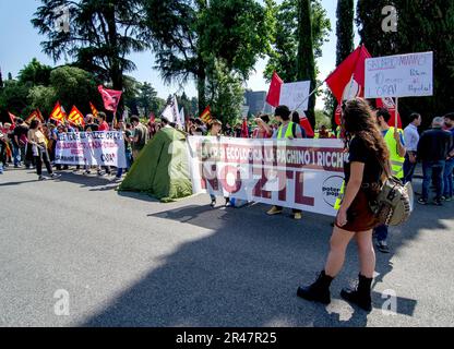 Rom, Italien, Italien. 26. Mai 2023. Generalstreik und Demonstration in 24 italienischen Städten der USB-Basisunion (Grundgewerkschaft) mit dem Passwort ''Waffen senken, Löhne erhöhen''. Die Veranstaltung endete unter dem Hauptquartier von Confindustria, um das Massaker an den Todesfällen bei der Arbeit anzuprangern und die Einführung des Mordes am Arbeitsplatz zu fordern. (Kreditbild: © Patrizia Cortellessa/Pacific Press via ZUMA Press Wire) NUR REDAKTIONELLE VERWENDUNG! Nicht für den kommerziellen GEBRAUCH! Stockfoto