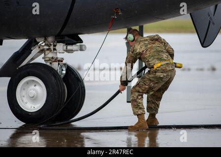 Wartungstechniker mit dem 121. Air Tanken Wing Maintenance Sqaudron bereiten sich auf die Erzeugung von KC-135 Stratotanker während einer Nurclear Operational Readiness Inspection am 31. März 2023 auf dem Luftwaffenstützpunkt Rickenbacker vor. Tanker sind für USSTRATCOM von entscheidender Bedeutung: Sie unterstützen die Beine der Nukleartriade und ermöglichen überlebensfähige Führungs- und Kontrollkapazitäten. Stockfoto