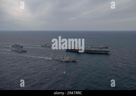 230327-N-ZQ263-1056 (27. März 2023) der Flugzeugträger USS Nimitz (CVN 68) dampft in Formation mit dem Zerstörer der Republik Korea Navy (ROKN) ROKS Sejong the Great (DDG 991), Chungmugong Yi Sun-sin-class Multipurpose Destroyer ROKS Choe Yeong (DH 981), Cheonji-Class 59 Fast Combat Support (AROKS Hwacheon) Die Arleigh-Burke-Klasse-Guided-Missile Destroyers USS Decatur (DDG 73) und USS Wayne E. Meyer (DDG 108) während einer bilateralen Übung. Die Nimitz Carrier Strike Group führt mit der ROKN eine bilaterale Seefahrt im US-Flottengebiet 7. durch. 7. Fleet ist Stockfoto