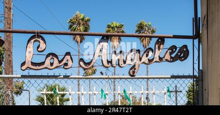 Los Angeles Tin-Schild / Rostes Skelett aus Metall Los Angeles-Schild in einem architektonischen Schrottplatz. Der Himmel ist durch elektrische Anschlüsse sichtbar Stockfoto