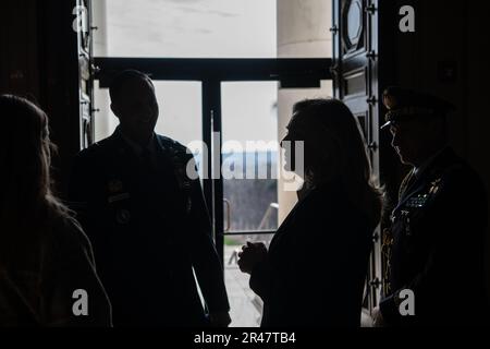 Italienischer Botschafter in den USA Mariangela Zappia (2. Nach rechts), italienischer Verteidigungsattaché, Generalmajor Maurizio Cantiello (rechts), und andere Personen sprechen mit dem stellvertretenden Staatssekretär der USA Generalmajor der Luftwaffe für innere Angelegenheiten Julian C. Cheater (zweiter nach links) im Ausstellungsraum des Memorial Amphitheater am Nationalfriedhof Arlington, Arlington, Virginia, 28. März 2023. Alle waren bei ANC für eine öffentliche Kranzlage am Grab des unbekannten Soldaten anlässlich des 100. Jahrestages der Gründung der italienischen Luftwaffe. Die Veranstaltung umfasste eine Überführung von vier T6-Flugzeugen. Stockfoto