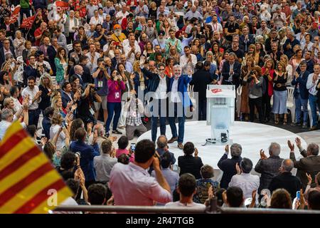 Sitges, Barcelona, Spanien. 26. Mai 2023. Der Kandidat für die Kommunalwahlen in Barcelona, Jaume Collboni, schloss zusammen mit dem Präsidenten der Regierung Pedro SÃ¡nchez den Wahlkampf mit einem massiven Akt. An der Veranstaltung nahmen unter anderem Jose Luis Rodriguez Zapatero, Salvador Illa, Miquel Iceta und Marta Farres Teil. (Kreditbild: © Marc Asensio Clupes/ZUMA Press Wire) NUR REDAKTIONELLE VERWENDUNG! Nicht für den kommerziellen GEBRAUCH! Stockfoto