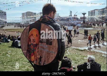 Diyarbakir, Türkei. 21. März 2022. Ein Mann, der während der Feier mit einer traditionellen Trommel gesehen wurde. Die traditionelle Zeremonie für den Beginn des „Neujahrs“ nach der persischen Tradition, die von den Kurden geteilt wird, wurde in Diyarbakir in der Südtürkei gefeiert. Während der Zeremonie, im Vorfeld der für den 14. Mai 2023 anberaumten Präsidentschafts- und Parlamentswahlen, nahmen Mitglieder der pro-kurdischen Parteien HPD, der Yesil Sol Party und Anhänger anderer Oppositionsparteien an der Veranstaltung Teil. (Foto: Valeria Ferraro/SOPA Images/Sipa USA) Guthaben: SIPA USA/Alamy Live News Stockfoto