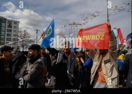 Diyarbakir, Türkei. 21. März 2022. Die Leute sahen, wie sie während der Feier eine Flagge hielten. Die traditionelle Zeremonie für den Beginn des „Neujahrs“ nach der persischen Tradition, die von den Kurden geteilt wird, wurde in Diyarbakir in der Südtürkei gefeiert. Während der Zeremonie, im Vorfeld der für den 14. Mai 2023 anberaumten Präsidentschafts- und Parlamentswahlen, nahmen Mitglieder der pro-kurdischen Parteien HPD, der Yesil Sol Party und Anhänger anderer Oppositionsparteien an der Veranstaltung Teil. (Foto: Valeria Ferraro/SOPA Images/Sipa USA) Guthaben: SIPA USA/Alamy Live News Stockfoto