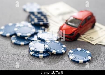 Dieses auffällige Bild von zwei Miniaturgeschäften, die Hand schütteln, könnte für die Börse, das Bankwesen, das Immobilienmanagement und das Vermögensmanagement verwendet werden. Die Stockfoto