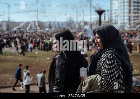 Diyarbakir, Türkei. 21. März 2023. Frauen schauen während der Feier zu. Die traditionelle Zeremonie für den Beginn des "neuen Jahres" nach der persischen Tradition, die von den Kurden geteilt wird, wurde in Diyarbakir, in der Südtürkei, gefeiert. Während der Zeremonie, im Vorfeld der für den 14. Mai 2023 anberaumten Präsidentschafts- und Parlamentswahlen, nahmen Mitglieder der pro-kurdischen Parteien HPD, der Yesil Sol Party und Anhänger anderer Oppositionsparteien an der Veranstaltung Teil. (Credit Image: © Valeria Ferraro/SOPA Images via ZUMA Press Wire) NUR ZUR REDAKTIONELLEN VERWENDUNG! Nicht für den kommerziellen GEBRAUCH! Stockfoto