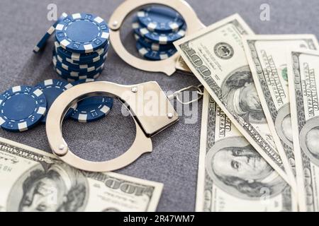 Dieses auffällige Bild von zwei Miniaturgeschäften, die Hand schütteln, könnte für die Börse, das Bankwesen, das Immobilienmanagement und das Vermögensmanagement verwendet werden. Die Stockfoto