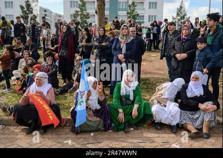 Diyarbakir, Türkei. 21. März 2023. Frauen, die während der Feier traditionelle Kopftücher trugen. Die traditionelle Zeremonie für den Beginn des "neuen Jahres" nach der persischen Tradition, die von den Kurden geteilt wird, wurde in Diyarbakir, in der Südtürkei, gefeiert. Während der Zeremonie, im Vorfeld der für den 14. Mai 2023 anberaumten Präsidentschafts- und Parlamentswahlen, nahmen Mitglieder der pro-kurdischen Parteien HPD, der Yesil Sol Party und Anhänger anderer Oppositionsparteien an der Veranstaltung Teil. (Credit Image: © Valeria Ferraro/SOPA Images via ZUMA Press Wire) NUR ZUR REDAKTIONELLEN VERWENDUNG! Nicht für Stockfoto