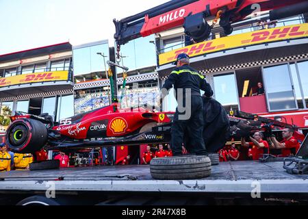 Monte Carlo, Monaco. 26. Mai 2023. Ein Auto von Carlos Sainz von Ferrari wird zur Ferrari-Garage transportiert, nachdem es in der Praxis 2 Stunden vor dem Grand Prix von Monaco F1 auf dem Circuit de Monaco am 26. Mai 2023 in Monte-Carlo, Monaco, abgestürzt ist. (Kreditbild: © Beata Zawrzel/ZUMA Press Wire) NUR REDAKTIONELLE VERWENDUNG! Nicht für den kommerziellen GEBRAUCH! Kredit: ZUMA Press, Inc./Alamy Live News Stockfoto