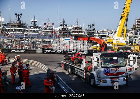 Monte Carlo, Monaco. 26. Mai 2023. Ein Auto von Carlos Sainz von Ferrari wird zur Ferrari-Garage transportiert, nachdem es in der Praxis 2 Stunden vor dem Grand Prix von Monaco F1 auf dem Circuit de Monaco am 26. Mai 2023 in Monte-Carlo, Monaco, abgestürzt ist. (Kreditbild: © Beata Zawrzel/ZUMA Press Wire) NUR REDAKTIONELLE VERWENDUNG! Nicht für den kommerziellen GEBRAUCH! Kredit: ZUMA Press, Inc./Alamy Live News Stockfoto