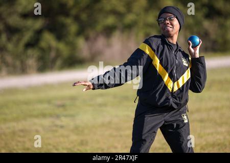 USA Army Pvt. Hyman, Jaymia, wirft während der USA einen Schuss ab Army Adaptive Sports Camp in Fort Bragg, North Carolina, März 30. Mehr als 70 verwundete, kranke und verletzte Soldaten trainieren in einer Reihe von Sportveranstaltungen wie Bogenschießen, Radfahren, Schießen, Sitzen Volleyball, Schwimmen, Krafttraining, Leichtathletik, Feld, Rudern und Rollstuhl-Basketball. Das Adaptive Sports Camp feiert die Fähigkeit verwundeter, kranker und verletzter Soldaten, sich zu erholen und zu überwinden. Die Army führt Qualifikationsprozesse für Active Duty, verwundete, kranke oder verletzte Soldaten durch, um Sportler im DoD-Krieger zu beurteilen und auszuwählen Stockfoto