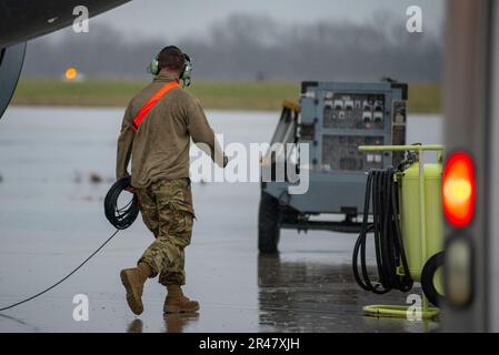 Wartungstechniker mit dem 121. Air Tanken Wing Maintenance Sqaudron bereiten sich auf die Erzeugung von KC-135 Stratotanker während einer Nurclear Operational Readiness Inspection am 31. März 2023 auf dem Luftwaffenstützpunkt Rickenbacker vor. Tanker sind für USSTRATCOM von entscheidender Bedeutung: Sie unterstützen die Beine der Nukleartriade und ermöglichen überlebensfähige Führungs- und Kontrollkapazitäten. Stockfoto