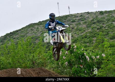 Orman, Mazedonien, Mai 14 2023. Bei Regenwetter und einer schlammigen Strecke traten Motorradfahrer unter schwierigen Bedingungen in verschiedenen Kategorien an. Stockfoto