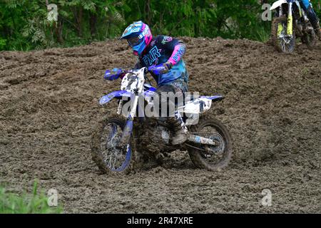 Orman, Mazedonien, Mai 14 2023. Bei Regenwetter und einer schlammigen Strecke traten Motorradfahrer unter schwierigen Bedingungen in verschiedenen Kategorien an. Stockfoto