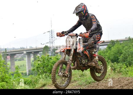 Orman, Mazedonien, Mai 14 2023. Bei Regenwetter und einer schlammigen Strecke traten Motorradfahrer unter schwierigen Bedingungen in verschiedenen Kategorien an. Stockfoto