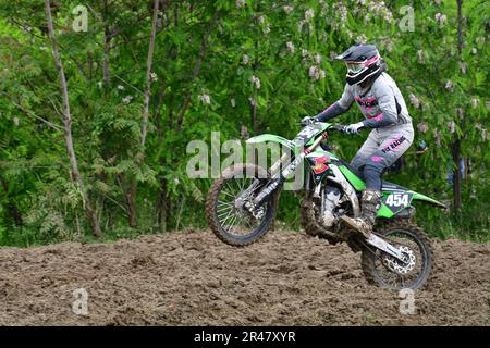 Orman, Mazedonien, Mai 14 2023. Bei Regenwetter und einer schlammigen Strecke traten Motorradfahrer unter schwierigen Bedingungen in verschiedenen Kategorien an. Stockfoto