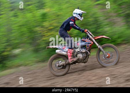 Orman, Mazedonien, Mai 14 2023. Bei Regenwetter und einer schlammigen Strecke traten Motorradfahrer unter schwierigen Bedingungen in verschiedenen Kategorien an. Stockfoto