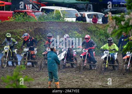 Orman, Mazedonien, Mai 14 2023. Bei Regenwetter und einer schlammigen Strecke traten Motorradfahrer unter schwierigen Bedingungen in verschiedenen Kategorien an. Stockfoto