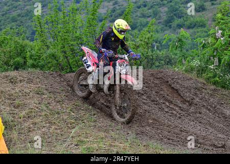 Orman, Mazedonien, Mai 14 2023. Bei Regenwetter und einer schlammigen Strecke traten Motorradfahrer unter schwierigen Bedingungen in verschiedenen Kategorien an. Stockfoto