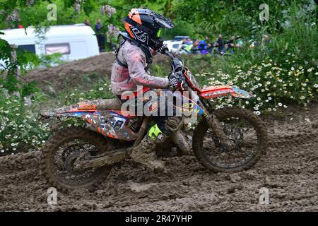 Orman, Mazedonien, Mai 14 2023. Bei Regenwetter und einer schlammigen Strecke traten Motorradfahrer unter schwierigen Bedingungen in verschiedenen Kategorien an. Stockfoto