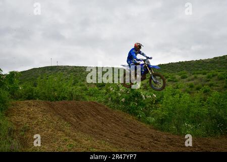 Orman, Mazedonien, Mai 14 2023. Bei Regenwetter und einer schlammigen Strecke traten Motorradfahrer unter schwierigen Bedingungen in verschiedenen Kategorien an. Stockfoto