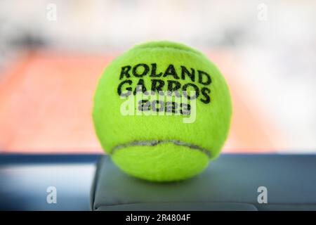 Paris, Frankreich, Frankreich. 24. Mai 2023. Illustration des offiziellen Balls bei Roland-Garros 2023, French Open 2023, Grand-Slam-Tennisturnier im Roland-Garros-Stadion am 24. Mai 2023 in Paris, Frankreich. (Kreditbild: © Matthieu Mirville/ZUMA Press Wire) NUR REDAKTIONELLE VERWENDUNG! Nicht für den kommerziellen GEBRAUCH! Stockfoto