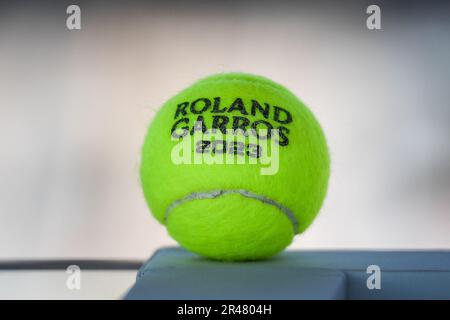 Paris, Frankreich, Frankreich. 24. Mai 2023. Illustration des offiziellen Balls bei Roland-Garros 2023, French Open 2023, Grand-Slam-Tennisturnier im Roland-Garros-Stadion am 24. Mai 2023 in Paris, Frankreich. (Kreditbild: © Matthieu Mirville/ZUMA Press Wire) NUR REDAKTIONELLE VERWENDUNG! Nicht für den kommerziellen GEBRAUCH! Stockfoto