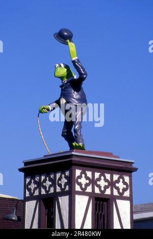 Eine Kermit the Frog Statue mit Hut und Stock am Eingang zu den Jim Henson Studios auf der La Brea Ave. Dient als Hommage an Charlie Chaplin, dem das Studio in den frühen Tagen von Hollywood, Kalifornien, gehörte. In der Zwischenzeit beherbergte der Standort Auch A&M Records. Stockfoto