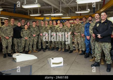 SAN DIEGO (16. Februar 2023) Studenten des Basic Division Officer Course (BDOC), einschließlich Nachwuchsoffiziere, die am Personal Exchange Program der chilenischen und der belgischen Marine teilnehmen, posieren für ein Gruppenfoto mit Reiseleitern und Kapitän Matthew Cieslukowski, Befehlshaber der USS Boxer (LHD 4), Auf der Fo'c'sle während einer Schiffsrundfahrt. Die Studenten besichtigten das Pilotgebäude, das Kampfinformationszentrum und die Deck- und Technikräume. Sie wurden über Schadensbegrenzung, Verantwortlichkeiten von Divisionsoffizieren und allgemeine Seemannschaft informiert. Die Erstausbildung für Offiziere der oberirdischen Kriegsführung, BDOC p Stockfoto