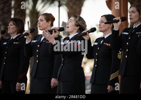 230328-N-PG545-1141, Goodyear, Arizona (28. März 2023) Mitglieder der USA Navy Band Sea Chanters treten während eines Konzerts im Goodyear Civic Center auf. Die Sea Chanters führten 19 Konzerte über 22 Tage auf, wobei sie während ihrer nationalen Tour im Jahr 2023 2800 km in Washington, Oregon, Kalifornien und Arizona zurücklegten. Auf den Nationaltouren kann sich die Band mit Gemeinden in Gebieten des Landes verbinden, in denen es keine Gelegenheit gibt, regelmäßig die wichtigsten Musical-Ensembles der Navy zu sehen, und diejenigen ehren, die dem Militär gedient haben und weiterhin dienen. Stockfoto