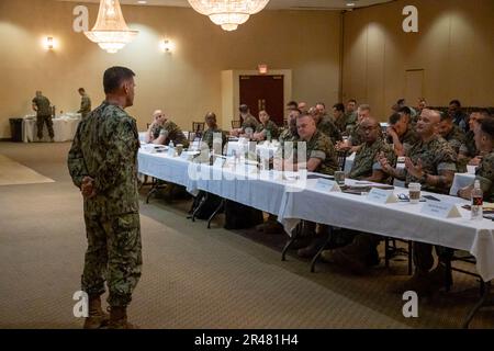 USA Marineflottenmeister David Isom, kommandierender Oberbefehlshaber der USA Kommandobereich Indo-Pacific, führt Gespräche mit Kommandomeister Christopher Rebana, Kommandoführer der II. Marine Expeditionary Force, während eines jährlichen Symposiums der Marine Force im Marinekorps-Basislager Pendleton, Kalifornien, am 29. März 2023. Der Zweck des Symposiums ist es, hochrangige, engagierte Führungskräfte aus den USA zu gewinnen Die dritte Flotte und die Einsatzkräfte erörtern gemeinsam die Widerstandsfähigkeit der Truppen, den Schutz der Truppen, die Integration der Marine und des Marinekorps, die Ausbildung und die Entwicklung von Anführern. Stockfoto