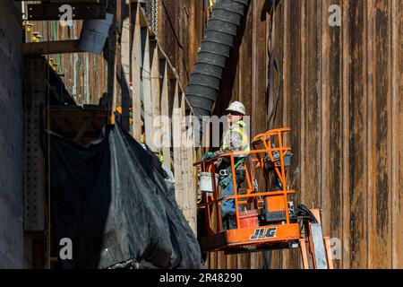 Bauarbeiter führen Arbeiten an der Wandbefestigung und Schalung für das Charleroi Lock Construction Project an den Monongahela River Locks and Dam 4 in Charleroi, Pennsylvania, am 21. März 2023 durch. Die USA Das Armeekorps der Ingenieure im Bezirk Pittsburgh betreibt die Anlage und beaufsichtigte das Bauprojekt in Charleroi zur Verbesserung der Binnenschifffahrt in der Region. Die neu errichtete Kammer soll sich vor dem Sommer mit Wasser füllen, und sie soll 2024 vollständig in Betrieb gehen. Die Bauarbeiten in Charleroi begannen 2004. Sobald das Charleroi-Projekt abgeschlossen ist, wird es das tun Stockfoto