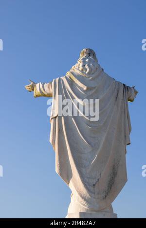 Eine majestätische Bronzestatue auf einem Sockel mit ausgestreckten Armen Stockfoto
