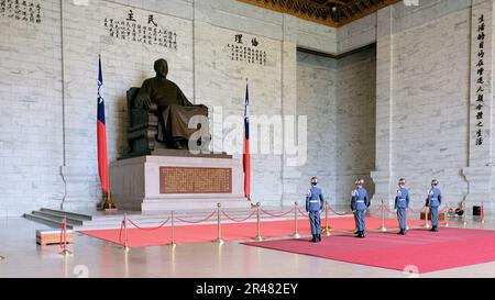 Wachablösung an der Bronzestatue von Chiang Kai-Shek in der Hauptkammer der Chiang Kai-shek Gedenkhalle; Taipei, Taiwan. Stockfoto