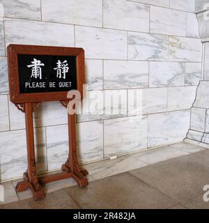 Zweisprachiges Englisch und Chinesisch Bitte seien Sie still Schild an der Haupthalle der Bronzestatue in der Chiang Kai-shek Gedenkhalle in Taipei, Taiwan, ROC. Stockfoto