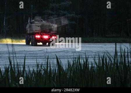 USA Soldaten der Blackhawk Battery, 1. Bataillon, 14. Artillerie-Regiment, 75. Artillerie-Brigade, bereiten Sie sich darauf vor, ein M142. Artillerie-Raketensystem während eines nächtlichen Feuertrainings im Rahmen der Übung Spring Storm 23 in Camp Tapa, Estland, am 25. Mai 2023 abzufeuern. (USA Armeenationalgarde Foto von Staff Sgt. Agustín Montañez) Stockfoto