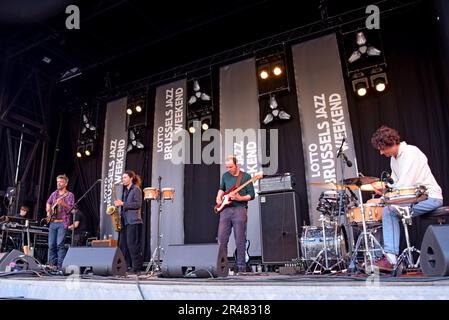 Brüssel, Belgien, den 26. Mai 2023 Das Jazzwochenende 2023 in Brüssel wurde heute Abend eröffnet, mit über 150 kostenlosen Vorstellungen auf Freiluftbühnen und an Veranstaltungsorten in der ganzen Stadt während der 3-tägigen Veranstaltung. Mehr als 200.000 Besucher besuchen das Festival, das jetzt im 6. Jahr stattfindet. Echos des Zoos werden auf der Bühne des Place de La Bourse gezeigt. G.P. Essex/Alamy Live News Stockfoto