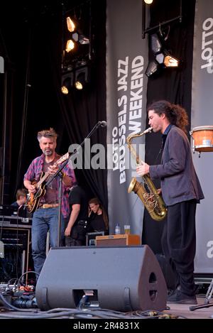 Brüssel, Belgien, den 26. Mai 2023 Das Jazzwochenende 2023 in Brüssel wurde heute Abend eröffnet, mit über 150 kostenlosen Vorstellungen auf Freiluftbühnen und an Veranstaltungsorten in der ganzen Stadt während der 3-tägigen Veranstaltung. Mehr als 200.000 Besucher besuchen das Festival, das jetzt im 6. Jahr stattfindet. Echos des Zoos werden auf der Bühne des Place de La Bourse gezeigt. G.P. Essex/Alamy Live News Stockfoto