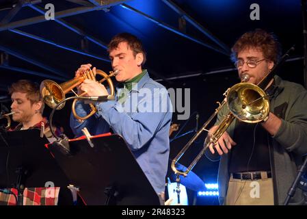 Brüssel, Belgien, den 26. Mai 2023 Das Jazzwochenende 2023 in Brüssel wurde heute Abend eröffnet, mit über 150 kostenlosen Vorstellungen auf Freiluftbühnen und an Veranstaltungsorten in der ganzen Stadt während der 3-tägigen Veranstaltung. Mehr als 200.000 Besucher besuchen das Festival, das jetzt im 6. Jahr stattfindet. Auf der Bühne des Place de la Vieille Halle aux Blés werden Brüsseler Jazztrompeten gezeigt. G.P. Essex/Alamy Live News Stockfoto