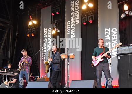 Brüssel, Belgien, den 26. Mai 2023 Das Jazzwochenende 2023 in Brüssel wurde heute Abend eröffnet, mit über 150 kostenlosen Vorstellungen auf Freiluftbühnen und an Veranstaltungsorten in der ganzen Stadt während der 3-tägigen Veranstaltung. Mehr als 200.000 Besucher besuchen das Festival, das jetzt im 6. Jahr stattfindet. Echos des Zoos werden auf der Bühne des Place de La Bourse gezeigt. G.P. Essex/Alamy Live News Stockfoto