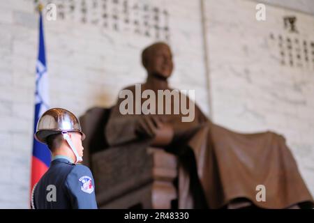 Militärgarde beobachtet die Bronzestatue von Chiang Kai-Shek in der Mitte der Hauptkammer der Chiang Kai-shek Gedenkhalle; Taipei, Taiwan. Stockfoto