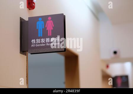 Zweisprachiges englisches und chinesisches Allerweltstoilettenschild über dem Eingang zu den Einrichtungen der Chiang Kai-shek Memorial Hall in Taipei, Taiwan, ROC. Stockfoto