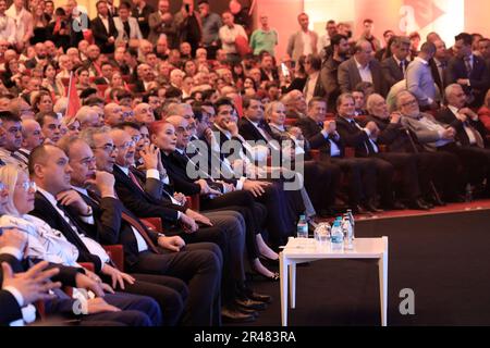 Istanbul, Istanbul, Türkei. 26. Mai 2023. Der KWK-Führer Kemal Kilicdaroglu und Präsidentschaftskandidat der Nation Alliance vermittelt Parteimitglieder während eines Wahlkampftreffens in Istanbul. (Kreditbild: © Shady Alassar/ZUMA Press Wire) NUR REDAKTIONELLE VERWENDUNG! Nicht für den kommerziellen GEBRAUCH! Stockfoto