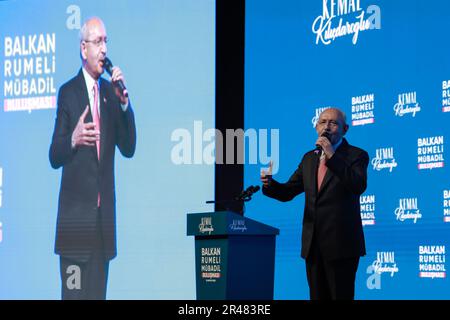 Istanbul, Istanbul, Türkei. 26. Mai 2023. Der KWK-Führer Kemal Kilicdaroglu und der Präsidentschaftskandidat der Nation Alliance sprechen während einer Wahlkampfsitzung in Istanbul vor dem Publikum. (Kreditbild: © Shady Alassar/ZUMA Press Wire) NUR REDAKTIONELLE VERWENDUNG! Nicht für den kommerziellen GEBRAUCH! Stockfoto