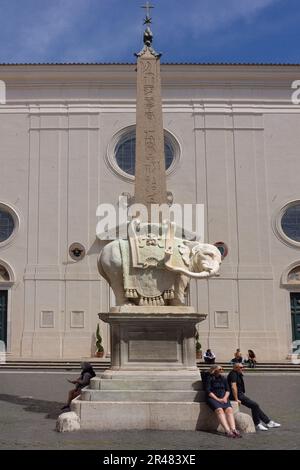 Gian Lorenzo Bernini Skulptur. Enthüllt im Jahr 1667 auf der Piazza della Minerva in Rom, neben der Kirche Santa Maria Sopra Minerva. Stockfoto