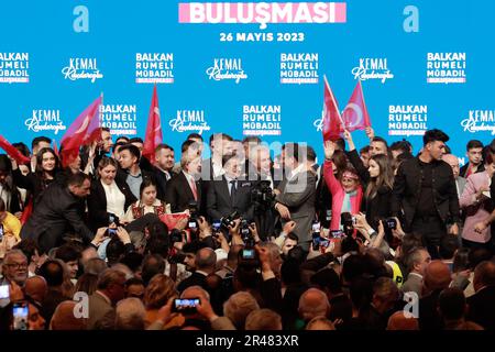 Istanbul, Istanbul, Türkei. 26. Mai 2023. Der KWK-Führer Kemal Kilicdaroglu und Präsidentschaftskandidat der Nation Alliance vermittelt Parteimitglieder während eines Wahlkampftreffens in Istanbul. (Kreditbild: © Shady Alassar/ZUMA Press Wire) NUR REDAKTIONELLE VERWENDUNG! Nicht für den kommerziellen GEBRAUCH! Stockfoto