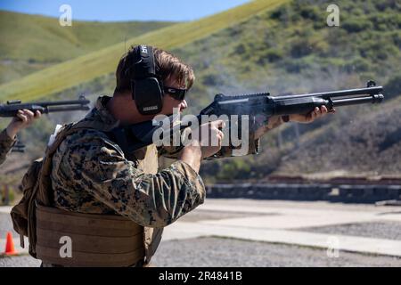 USA Marines Lance CPL. Gerald Olmstead, ein Kampfschützencoach mit 1. Versorgungsbataillon, 1. Marine Logistics Group, feuert seine Waffe auf einem Trainingsplatz in Camp Pendleton, Kalifornien, am 2. März 2023 ab. Diese Serie wurde durchgeführt, um Reisebusse im sicheren Einsatz und Abschuss der Benelli M4 Schrotflinte zu Schulen, damit sie zu Range Safety Officers für zukünftige Shotgun Ranges werden können. Stockfoto