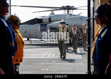 Generalleutnant Kim Gye-hwan, Befehlshaber des Marine Corps der Republik Korea, besucht am 28. März 2023 das Amphibienschiff USS Makin Island (LHD 8). Anlässlich des 70. Jahrestages der Allianz zwischen den USA und der Russischen Föderation stärkt Ssang Yong 2023 die Allianz durch bilaterale gemeinsame Schulungen, trägt zur gemeinsamen Verteidigung der koreanischen Halbinsel durch die Russische Föderation bei und erhöht die Bereitschaft der Allianz zwischen den USA und der Russischen Föderation. Stockfoto