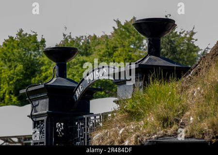 Bogenförmiger Wegweiser zum Giftgarten in Alnwick Gardens Stockfoto