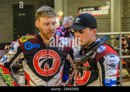 Paul Bowen (links) unterhält sich am Freitag, den 26. Mai 2023, während des Spiels der National Development League zwischen Belle Vue Colts und Mildenhall Fens Tigers im National Speedway Stadium in Manchester mit Jack Smith. (Foto: Ian Charles | MI News) Guthaben: MI News & Sport /Alamy Live News Stockfoto